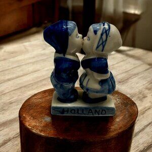 Dutch Blue n White Girl n Boy Kissing~ Good Used Condition